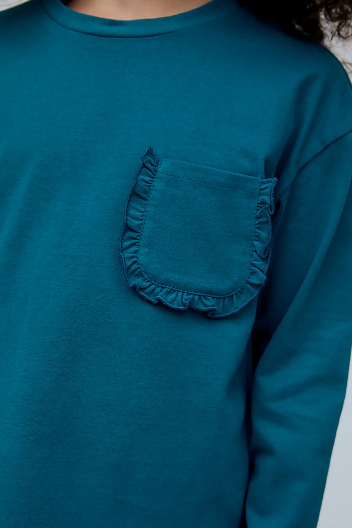 Camiseta verde oscuro 100% algodón de niña con bolsillo
