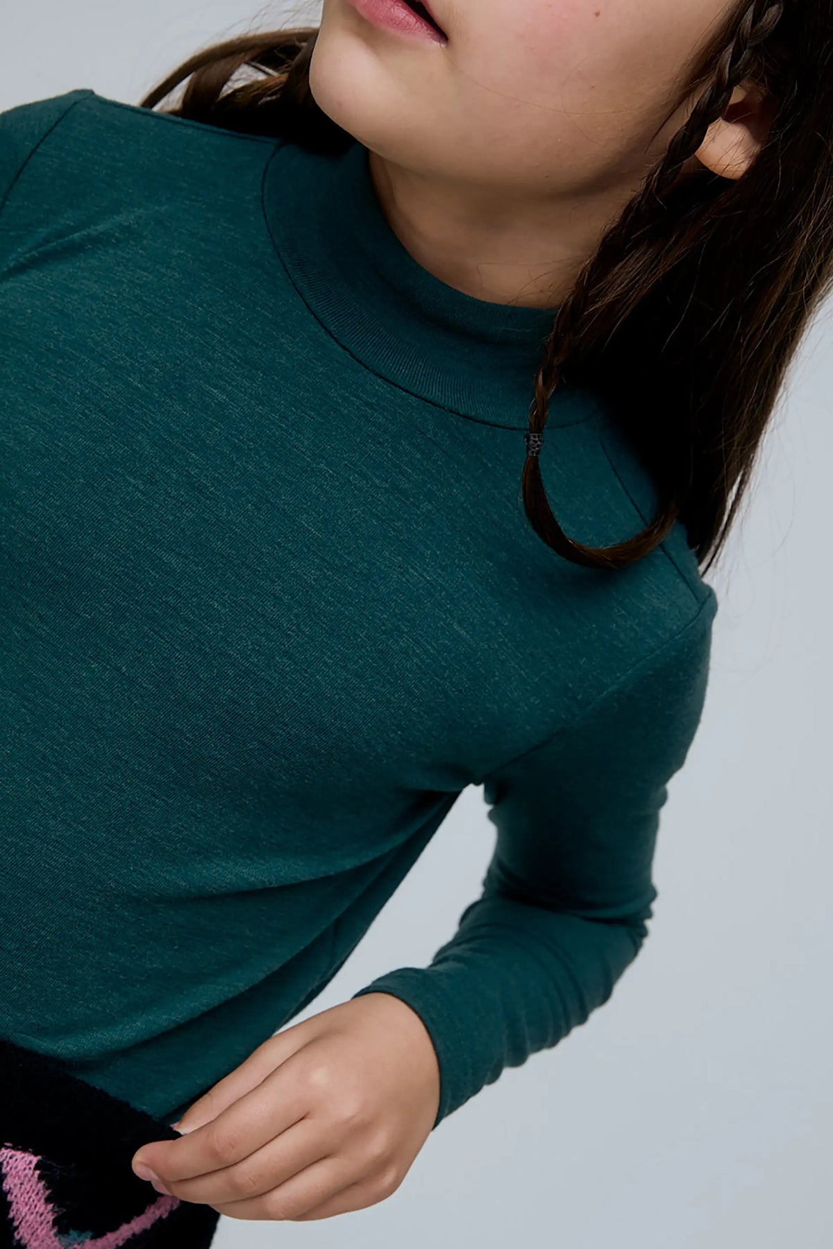 Camiseta cuello alto  verde oscuro de niña