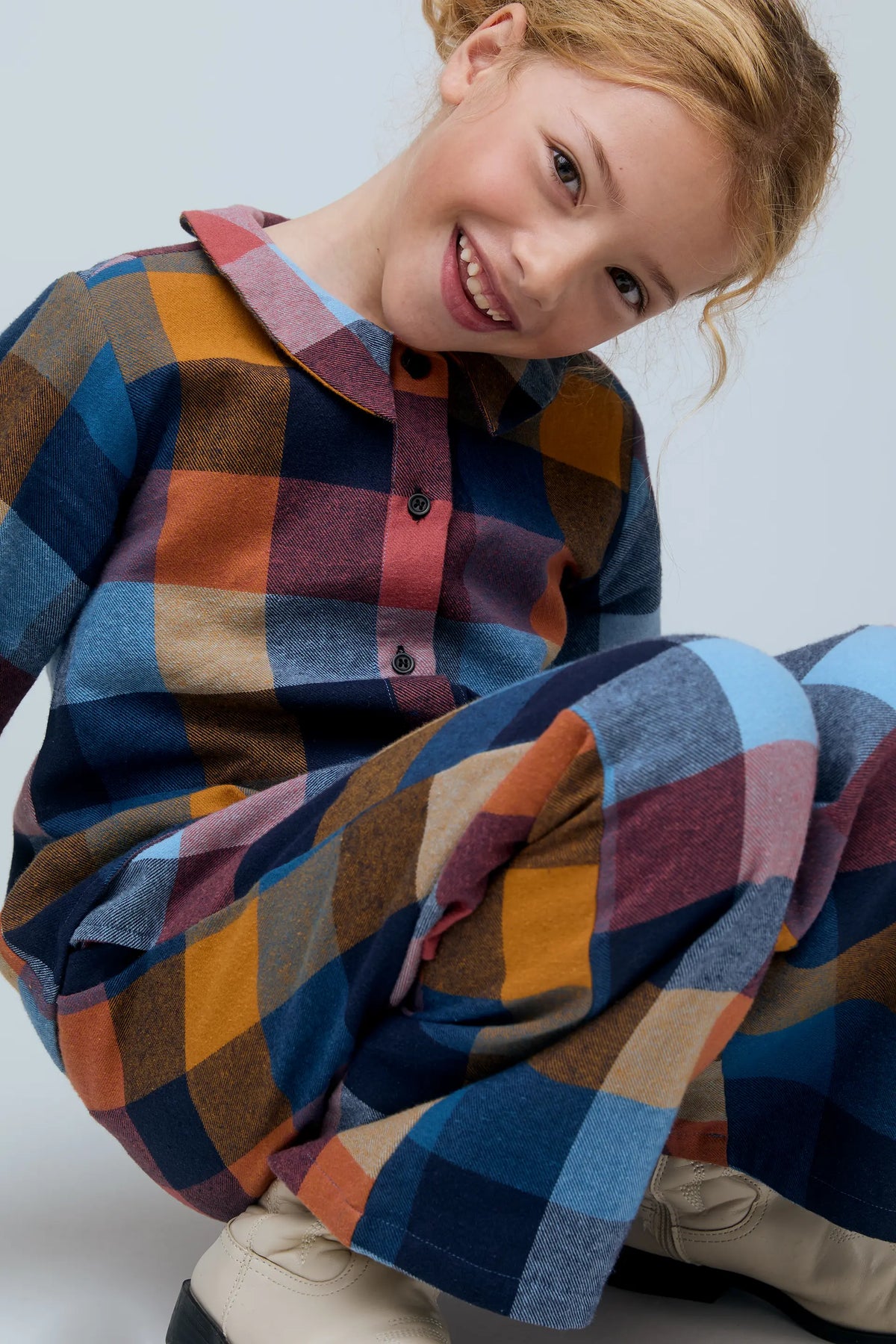 Pantalón 100% algodón de niña con estampado de cuadros multicolor