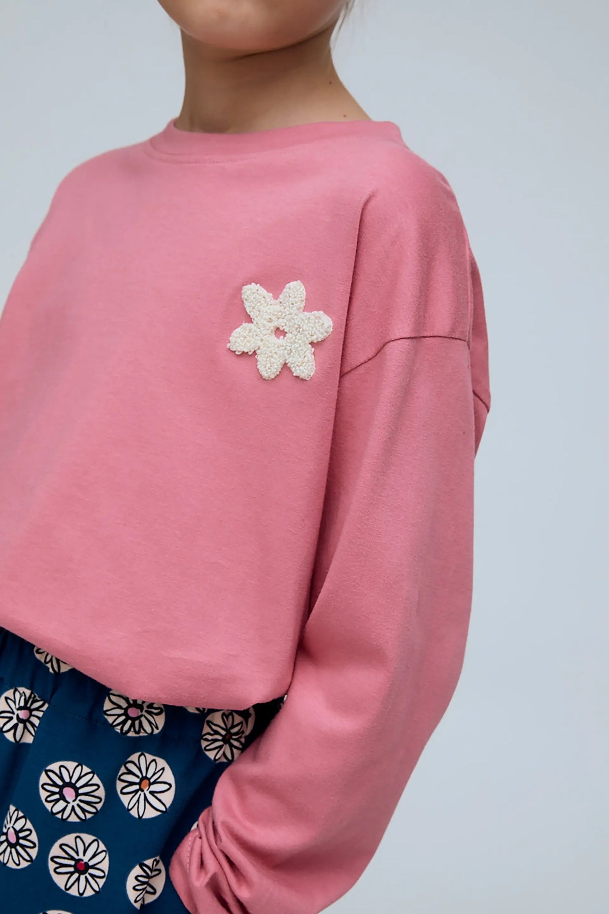 Camiseta 100% algodón de niña con parche de flor