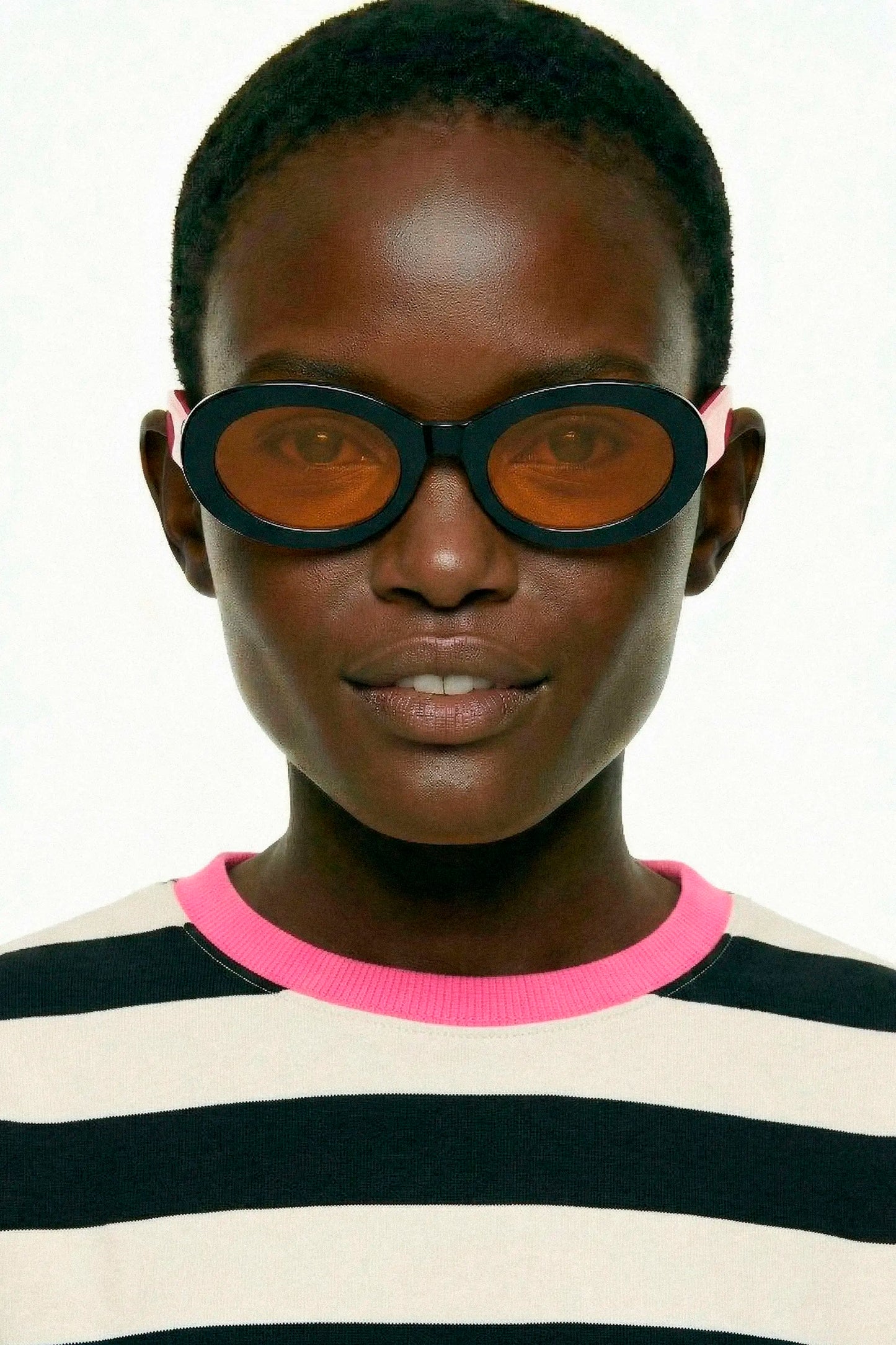 Gafas azul marino con punta patillas multicolor rosa y amarillo