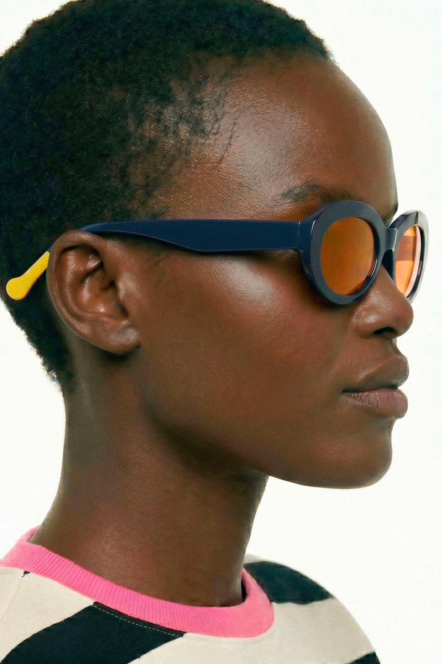 Gafas azul marino con punta patillas multicolor rosa y amarillo