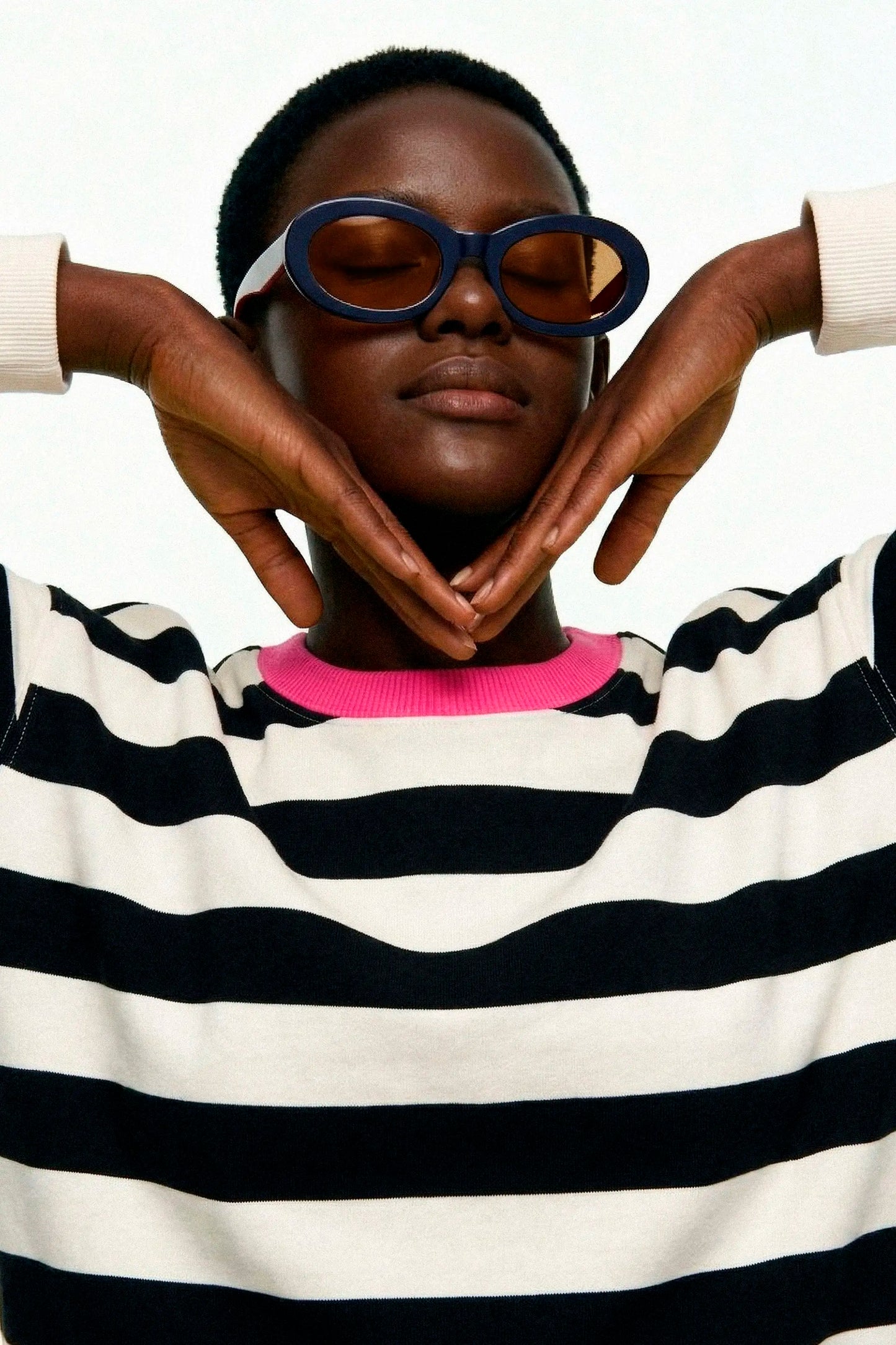 Gafas azul marino con punta patillas multicolor rosa y amarillo
